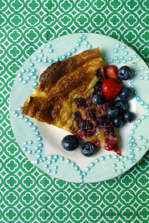 Happy Weekend! Finnish pancake with raspberries/Finnish pancake with raspberries