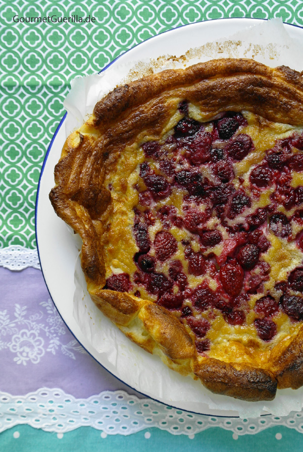 Happy Weekend! Finnish pancake with raspberries/Finnish pancake with raspberries